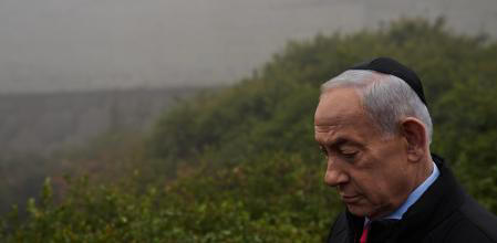 El primer ministro israelí, Beniamin Netanyahu, paseando el mes pasado por los jardines del Museo del Holocausto de Jerusalén Leo Correa / Ap-LaPresse
